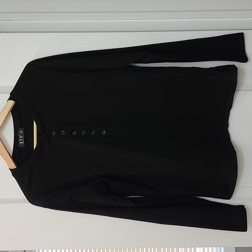 Men's Medium long sleeve Henley super soft!!